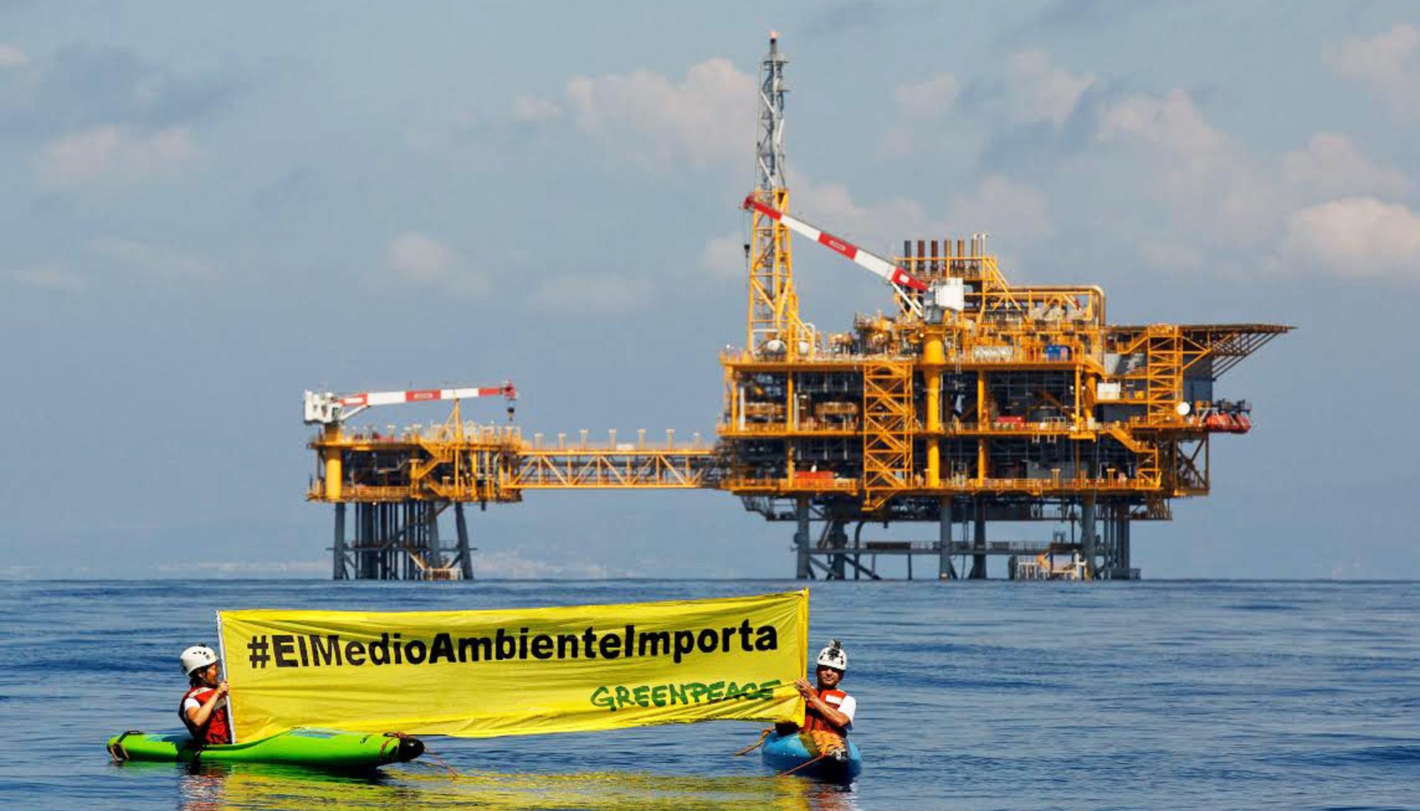 Acción de Greenpeace frente a la plataforma Castor